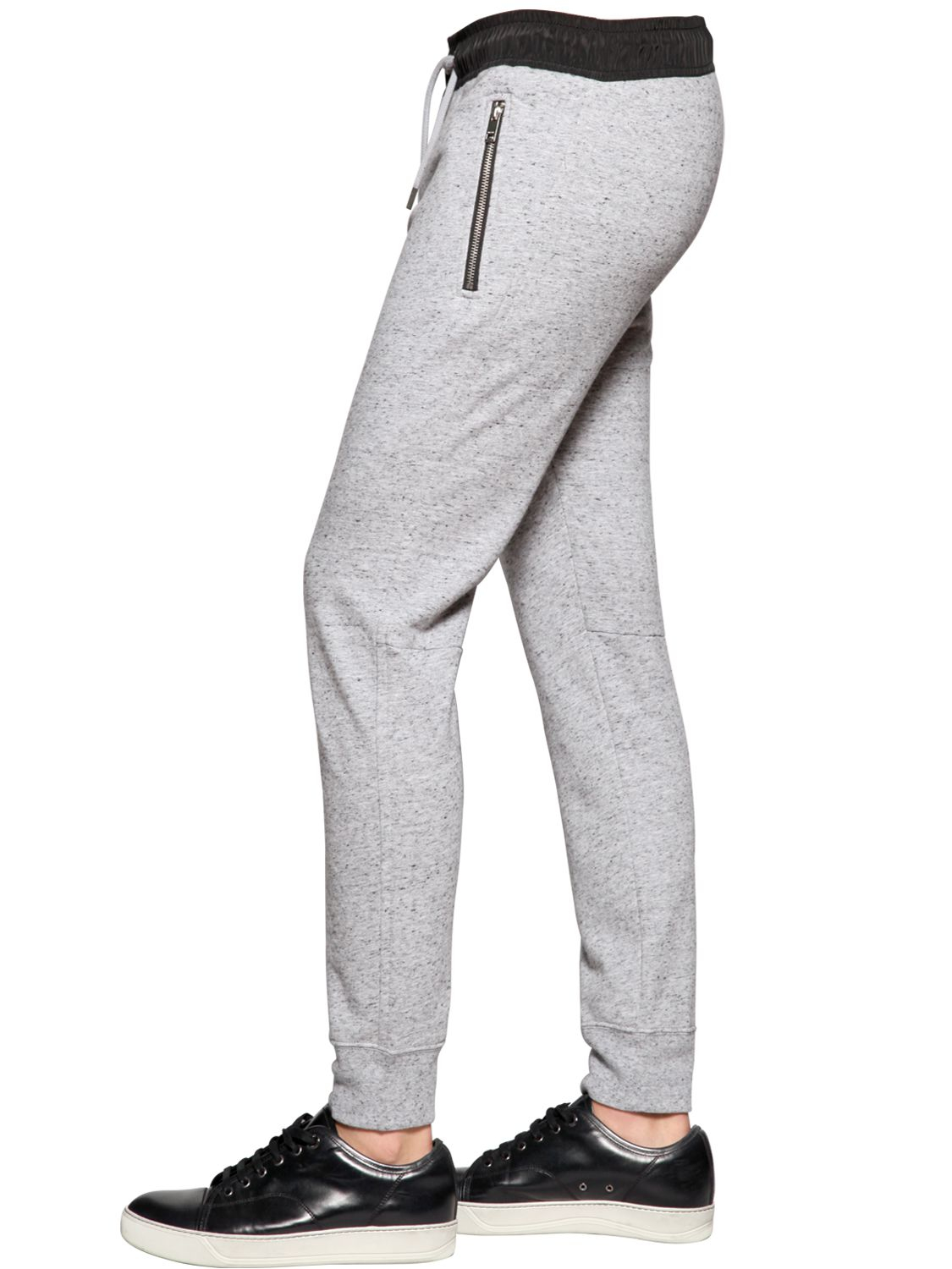 gray jogging bottoms